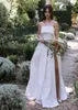 Lihi Hod A Line Beach Bröllopsklänningar Strapless Neck Bohemian Side Split Bridal Gowns Ärmlös Sweep Train Satin Robe de Mariée