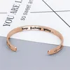 Keep Neuken Going Rvs Manchet Bangle Voor Vrouwen Mannen Gepersonaliseerde Gegraveerde Brief Arrow Open Armband Friend Inspirational Jewelry