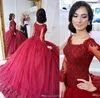 New Cheap Borgogna Quinceanera Ball Gown Abiti Scoop Neck Appliques in pizzo Bottone in rilievo Indietro Sweet 16 Plus Size Party Prom Abiti da sera