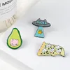 Kawaii kot szpilki emaliowane kot Pizza UFO awokado odznaka broszka torba ubrania przypinka kreskówka biżuteria dla zwierząt prezent dla fanów kotów dzieci