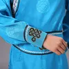 Traditionelle mongolische Kleidung Männer Festival Bühnenkleidung Grasland-Stil Cheongsam Stickerei Qipao Mandarinkragen Robe Männliches orientalisches Kleid