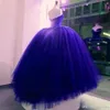 Luxury Pearls Quinceanera Klänningar Strapless Sweetheart Ruffle Bling Beaded Royal Blue Prom Klänningar Bollkake Aftonklänningar