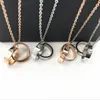 Collana a doppio anello moda femminile europea e americana in oro rosa 18 carati con fibbia ad anello, pendente con catena corta a clavicola