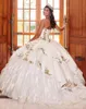 Charmig Beaded Ball Gown Quinceanera Klänningar Strapless Neck Lace Appliqued Prom-kappor med Wrap Sweep Train Organza Tiered Sweet 15 Dress