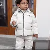 子供たちの冬のスーツ男の子の女の子ダックダウンジャケットビブパンツ2 PCS衣類サーマルキッズ温かい厚いコートスノーウェアパーカー