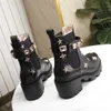 2019Classic broderi Öka Högkvinnans läderskor Lace Up Band Belt Buckle Ankel Boot Factory Direkt Kvinna Rough Heel Women Boot