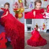 2020 Ny design härlig röd blomma tjejer klänningar för bröllop juvel nacke tiered ruffles sweep train födelsedag girl communion sideant klänningar