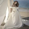 2020 Boho robes de mariée pas cher hors épaule sans manches une ligne robe de mariée à volants satin balayage train sur mesure robes de plage de mari￩e