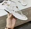 Newd3 Flat Sandals Style Patent Leather Thrile Heels Женщины уникальные буквы Сандалии платье свадебная обувь сексуальная обувь8188092