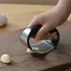 Garlic Press Rocker Garlic Peeler Grupo Aço Inoxidável Gengibre Crusher Squeezer com Punho Ergonômico, Lava-louça Segura 2019 Novo Design (1 PCs)