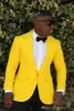 Wysokiej jakości Yellow Groom Tuxedos Groomsmen Notch Lapel Best Man Blazer Męskie Garytaty ślubne (kurtka + spodnie + krawat) H: 808