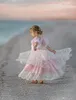 Pembe Bohemian Çiçek Kız Elbise Düğün için Fırfır Dantel Küçük Kızlar Pageant Elbise Jewel Boyun Kısa Kollu İlk Kutsal Communion Elbiseler