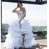 Diseñador Split High Low Vestidos de novia Fuera del hombro Organza Tiers Ruffle Beach Vestidos de novia Tallas grandes vestido de noiva robes de mari￩e