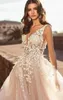 2020 Ny graciös V Neck Beach Bröllopsklänningar Backless 3D Floral Appliqued Lace Bridal Gowns Tulle Vestido de Novia Plus Storlek