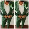 Grön Pinstripe Groom Wear Slim Fit Två knapp Peaked Lapel Mens Business Formell Prom Tuxedos Bästa Man Blazer Suit (Jacka + Byxor)