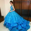 Sky Blue Lace Ball Gown Quinceanera Dresses Pärled Bateau halsringning Tiered Prom -klänningar PEBSIDE TRAIC TRAIC Sweet 16 Dress 407