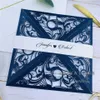 Intrikat Dark Navy Lace Laser Cut Folded Wedding Invitation Handgjorda personliga inbjudningar med kuvert Personlig inbjudan7515382