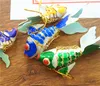 Gelukkige Levendige Swing Goudvis Charms Hanger Chinese Cloisonne Fancy Fish Sleutelhanger Metaal Emaille Kerst Hanging Accessoire Dames Kindgeschenken