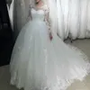 Abiti da sposa con abito da ballo in pizzo a maniche lunghe arabo personalizzato Gioiello Collo Appliqued Perline Sash Tulle Sweep Train Abiti da sposa