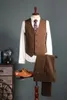 2019 светло-коричневых костюмов из трех частей Мужские выпускные смокинги Костюмы Брюки Куртки Брюки Дизайн Slim Fit Tailor Blazer (Куртка + брюки + жилет)