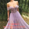 Tunga pärlor tulle lavendel prom klänningar lång 2020 elegant av axel formell kväll klänningar sexig sida slitparty pageant klänningar