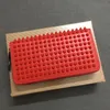 NIEUW Vergelijk met vergelijkbare items Vrouwen en mannen lange stijl portefeuilles panelen Spiked Clutch Bags patent echte leer klinknagels ba286u