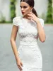 Guaina Abiti da sposa corti Maniche corte Applique in pizzo Maniche ad aletta Abito da sposa senza schienale in rilievo Abiti da sposa abiti da sposa