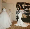 Seksowna Satin Syrenka Suknia ślubna z rękawicami ślubnymi Appliqued Koronki Suknie ślubne Ruched Sweep Pociąg Custom Made Vestidos de Novia Hot Sprzedaj