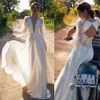 2020 Sexy col en V de mariage de plage robes en satin ivoire balayage train avec manches longues A-ligne Robes de mariée Robes Da Sposa
