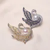 Venta al por mayor Pearls de lujo Broche Monte Brocha Cristal / Rhinestone Encantador de cisne plateado Cuello de las mujeres Broche para el PIN de DIY Envío Gratis