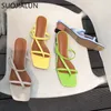 Sujialun 2019ブランド夏の女性のスリッパローヒールスライドの女性のぞき見ながら正方形ヒールサンダル休暇フリップフロップMujer Shoes S20331