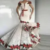 Vit Lace Mermaid Prom Klänningar Sexig Av Axel Ruched Train Broderade Flower Evening Gowns Saudiarabien Formell Party Dress