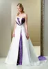 白と紫の刺繍のウェディングドレスカントリー素朴なヴィンテージブライダルファンシーガウンユニークなストラップレスプラスサイズのスイープトレイン