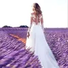 Abiti da sposa in pizzo a maniche lunghe. Abiti da sposa Boho Country con lunghezza al pavimento in chiffon e collo trasparente