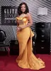 Sexig sjöjungfru aftonklänningar Dubai African Scoop Neck Crystal Pärled Satin Celebrity Dresses Women Dusty Yellow Elegant Prom Gowns HY4128