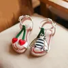 Sommarskor flickor sandaler mode söt tecknad kärlek körsbär bin pu läder mjuk småbarn baby strandskor barn sandaler y2006194968509