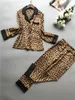 2020 Silk Pyjamas für Frauen Sommer Pyjamas Sets Langarm Mantel Hosen 2 Stück Pijamas Leopard Homewear Sets Plus Größe1