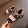Rabatt mode flickor sommar söta söta barn sandaler för flickor prinsessa barn strand sandaler skor flickor bekväma med nitar