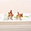 2 stks / partij Kunstmatige Mini Sika Deer Giraffe Fairy Garden Miniatures Gnomes Moss Terraria Resin Crafts Figurines Woondecoratie