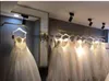 Mobília do vestido do casamento da parede do ouro Mobília comercial que pendura os homens e as mulheres Racks de roupa de pano do teto Tipo do piso do piso do piso do teto