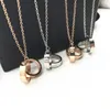 Collana a doppio anello moda femminile europea e americana in oro rosa 18 carati con fibbia ad anello, pendente con catena corta a clavicola