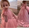2020 Piękny Różowy Kwiat Dziewczyny Sukienki Księżniczka Wysoka Neck Ręcznie Made Flowers Tulle Bez Rękawów Big Bow Kids Urodziny Dziewczyny Kurenty Suknie Nosić
