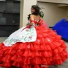 Mexikanische Stickerei-Quinceanera-Kleider, weißes und rotes Korsettrücken, süßes 16-Kleid, 2020, Prinzessin, abgestuftes Organza-Ballkleid, Ballkleid, Dresse1905678