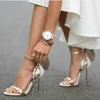 Sophia sandalo webster Evangeline Scarpe alte ad ala d'angelo Sandali in pelle con borchie con strass a farfalla con tacco fine