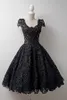 2019 A-Line Black Lace Gothic Korta Bröllopsklänningar med korta ärmar Scoop Neck Vintage Te Längd Lace 1950s 60s Non White Bridal Gown