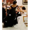 2020 Sexy Black a Line Bridemaid Платья с плечами Белые Кружевные Аппликации Тюль Разведка Поезд Пром Свадьба Гостевые Платья Горничные Платье