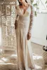 Charmante robe de mariée fourreau en dentelle à manches longues et col en V avec balayage train robe de mariée dos nu