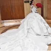 2020 Dubai Luxury Crystal Beaded Applique Lace Ball Gown Wedding Dress High Neck Sheer Långärmad Hål Back Vestido de Noiva Bride Dress