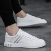 2020 Spring New Casual Shoes Herrbräda Skor Trend Andningsbara Mäns Vit Fashion Top Luxury Walking Mens Tennis Skor Sneakers