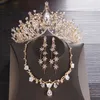 Złote korony ślubne Tiaras Hair Headpiece Naszyjnik Kolczyki Akcesoria Biżuteria Ślubna Zestawy Tanie Cena Moda Style Panna Młoda 3 sztuki